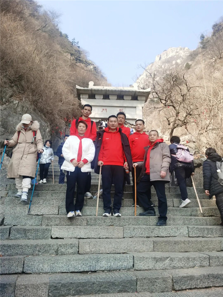 王总一行.jpg 王总一行.jpg